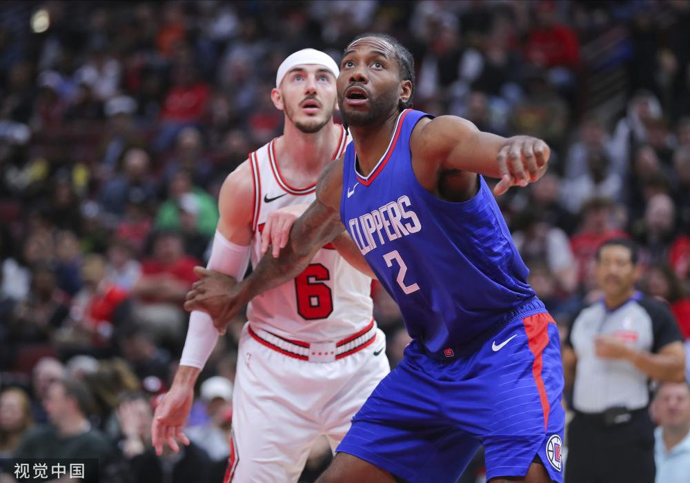 展示了足球 展示了足球